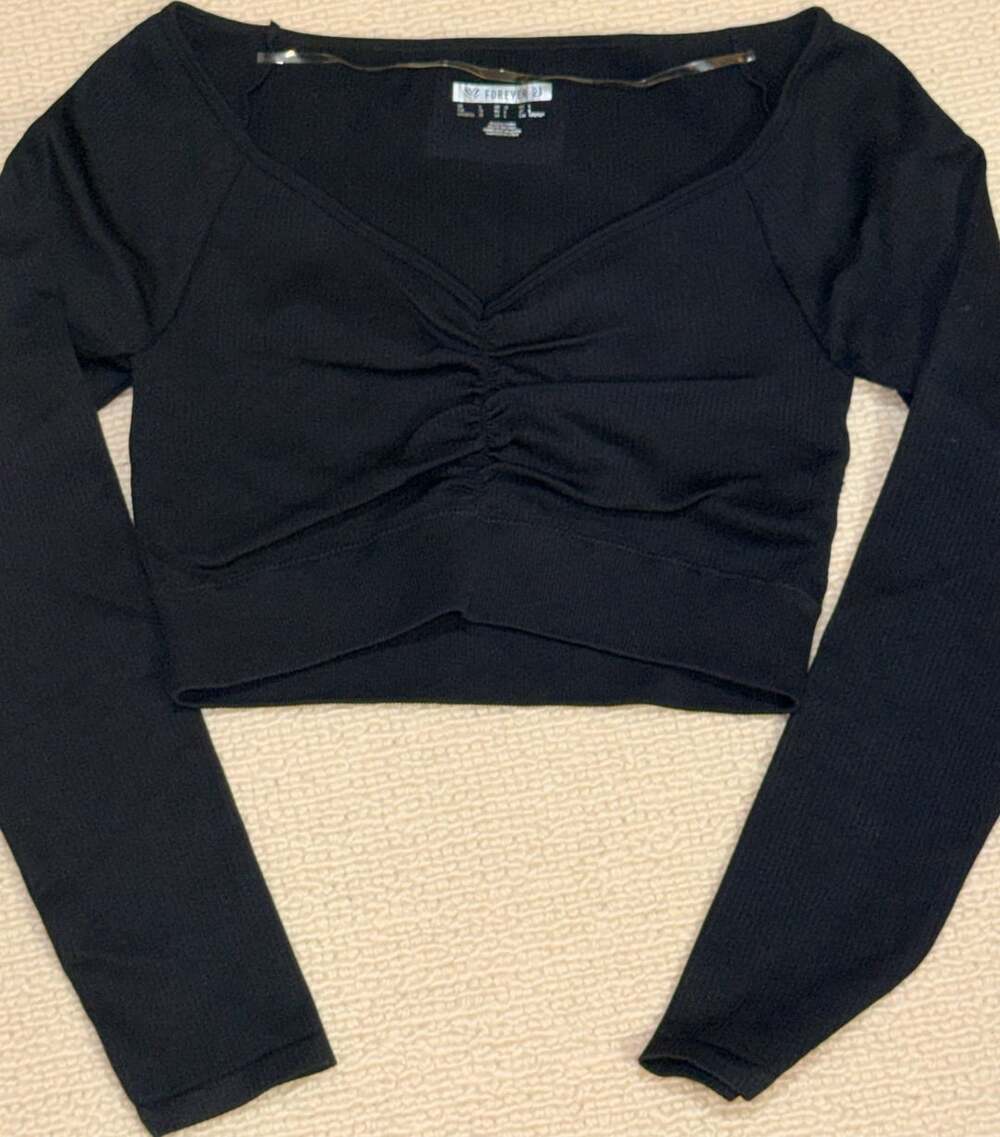 Forever 21 Black Long Sleeve Ruched Crop Top Size L